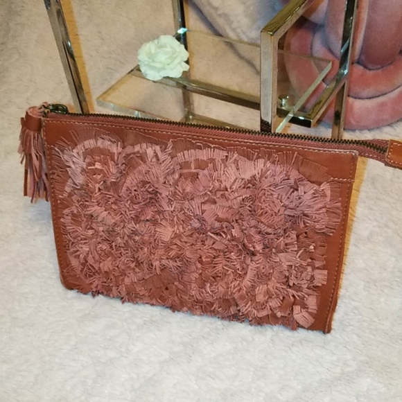 Holding Horses 🐎 💜Clutch💙 - Picture 2 of 7